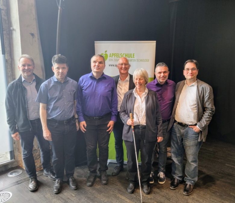 Fotocomitato della Scuola della Mela - Da sinistra a destra: Mark Flanigan, Eric Fischer, Selamet Aydogdu, Stéphane Wolf, Christina Fasser, Roland Gruber, Jean-Claude Frick. Assente: Jean-Marc Meyrat
